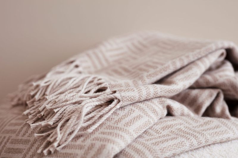 Lenox Jacquard-vevd pledd, lys beige fra Vinga of Sweden 