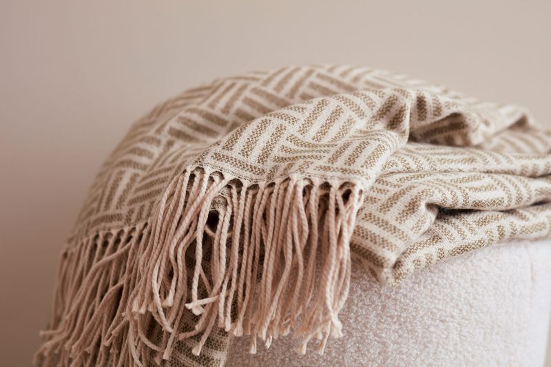 Lenox Jacquard-vevd pledd, beige fra Vinga of Sweden 