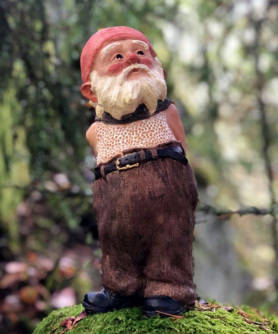 Hovedbilde Midthun-Nisse Stående med Hendene på Ryggen 25 cm