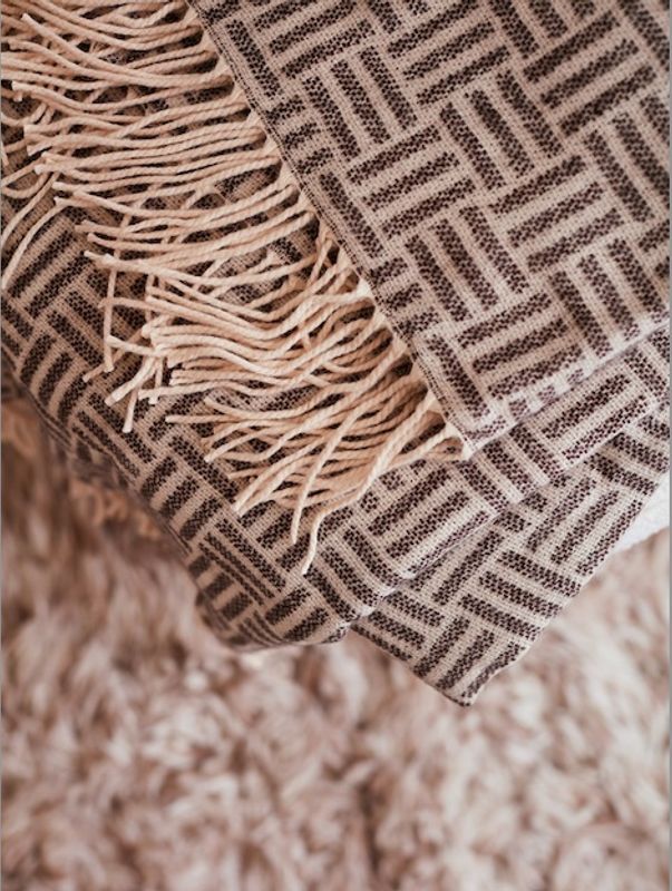 Lenox Jacquard-vevd pledd, mørk beige fra Vinga Of Sweden 