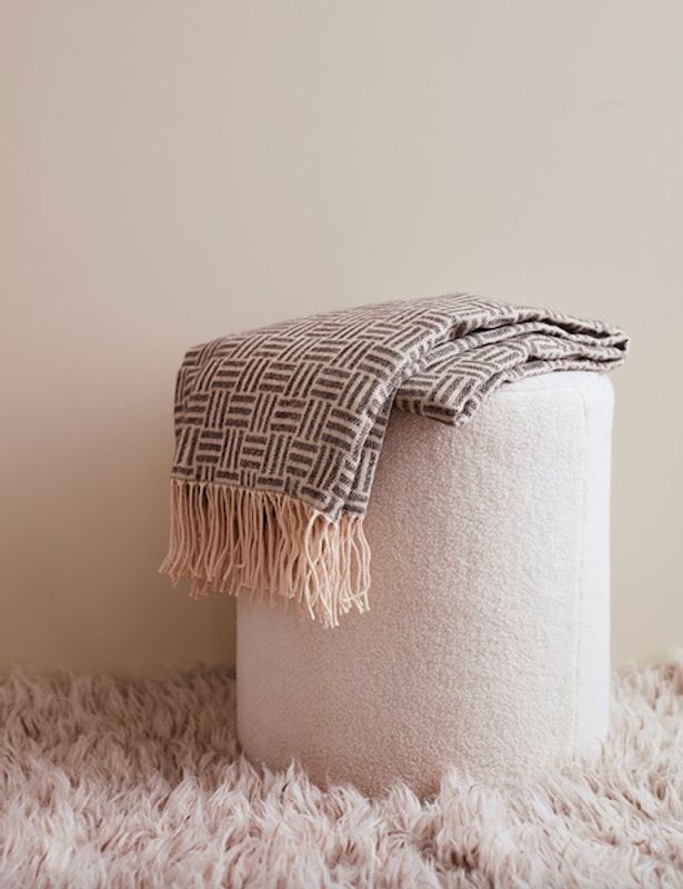 Lenox Jacquard-vevd pledd, mørk beige fra Vinga Of Sweden 